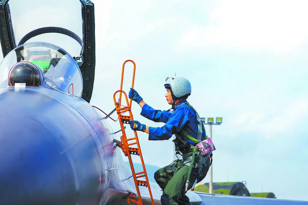 北部战区空军航空兵某旅飞行员胡亮登上战机,即将奔赴目标空域执行对