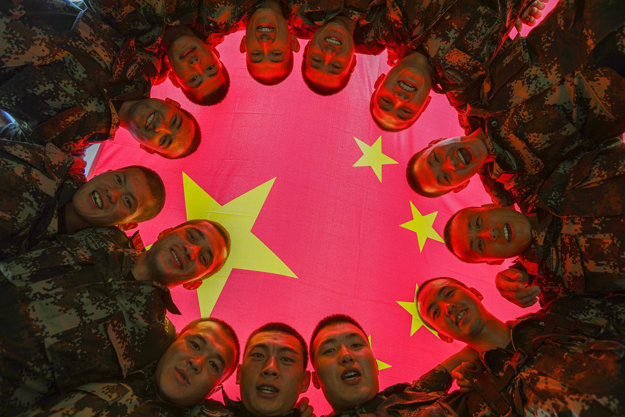 奋斗新时代,我和国旗合个影|五星红旗_新浪新闻