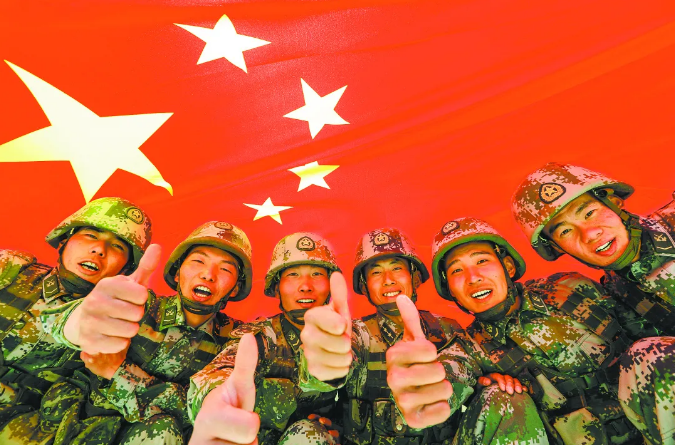 正在执行某项任务的陆军某旅作战支援营官兵为祖国点赞.宋石磊摄