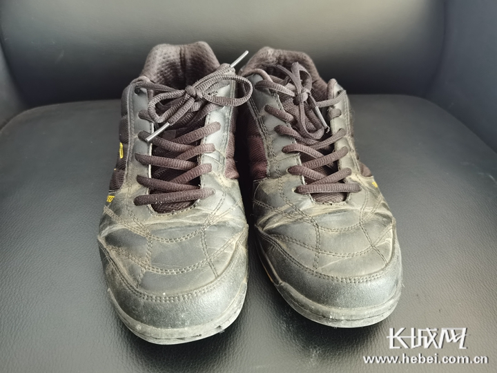 王伟穿了4年的旧运动鞋.