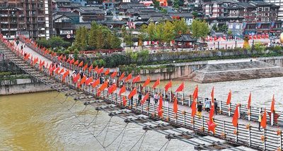 　游客在贵州省仁怀市茅台镇茅台渡口铁索桥参观。　　陈 勇摄（人民视觉）