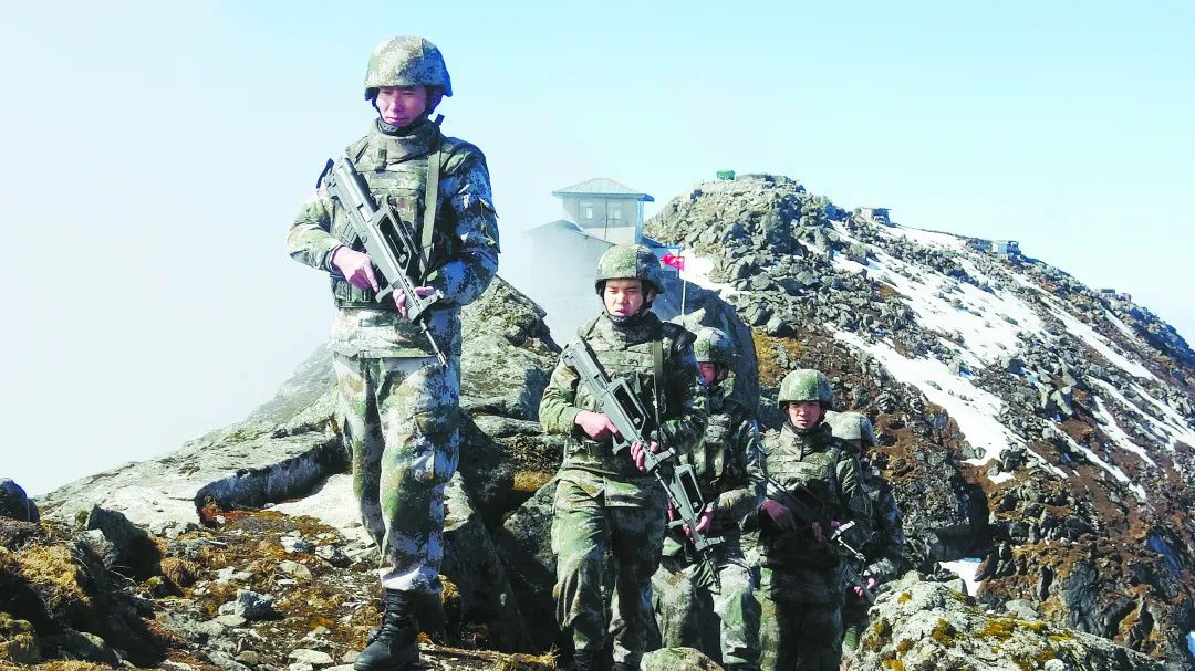 西藏军区某边防团詹娘舍哨所官兵在边防线上巡逻,以军人特有的方式