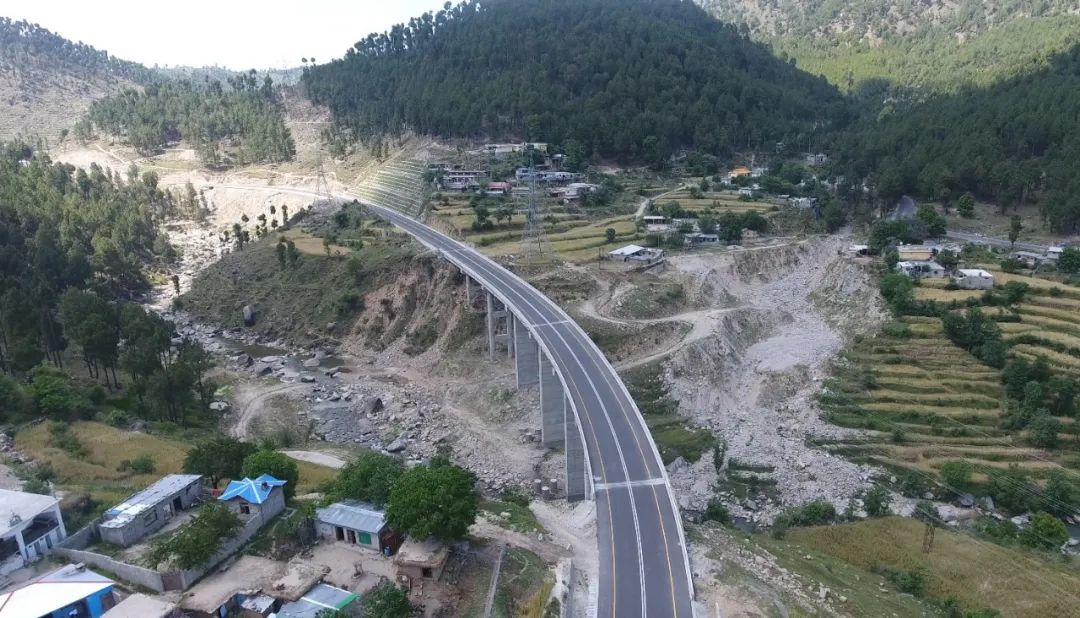 新冠疫情暴发以来,项目面临巨大挑战,但在中巴员工共同努力下,经过