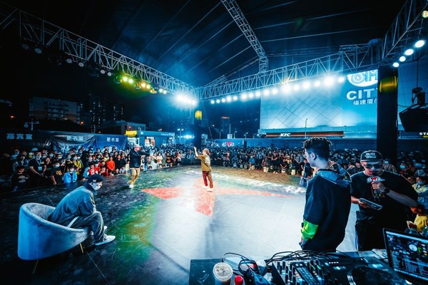 杨凯空降厦门特步热炼街头街舞挑战赛完美收官