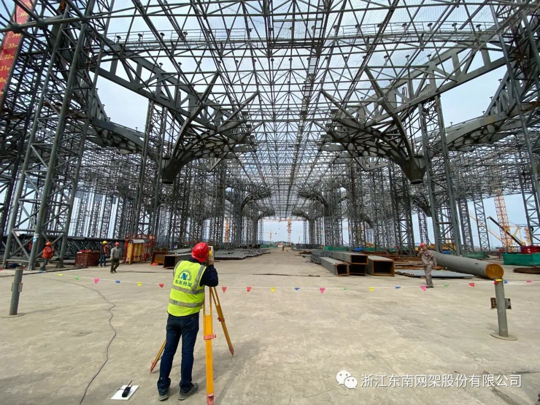 厉害了东南网架 萧山机场三期近7000吨钢屋盖顺利提升到位|杭州萧山_