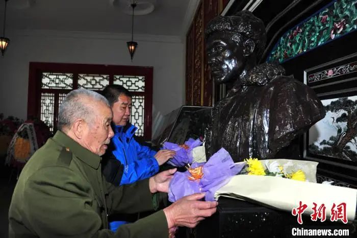 清明扫墓时节，徐家两代人来到陵园向杨靖宇将军铜像敬献鲜花。中共吉林省委宣传部供图