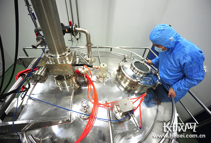 渤海新区京津冀医药产业园里，技术人员正在操作仪器。