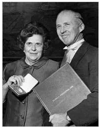 图：诺曼·布劳格和他的妻子（在获得诺奖后）