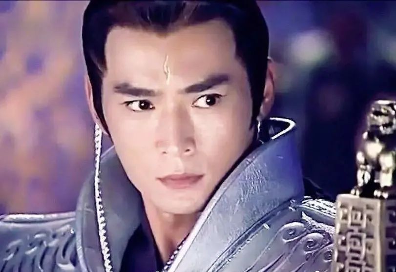 2005年,《宝莲灯》中亦正亦邪的二郎神杨戬,更是让焦恩俊登上了事业的