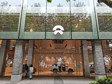 造车新势力销量强劲，多家车企掀起“开店潮”