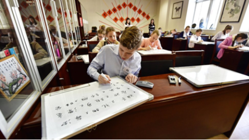 ▲外国门生在孔子学院学习中国传统文化。(图源:Getty)