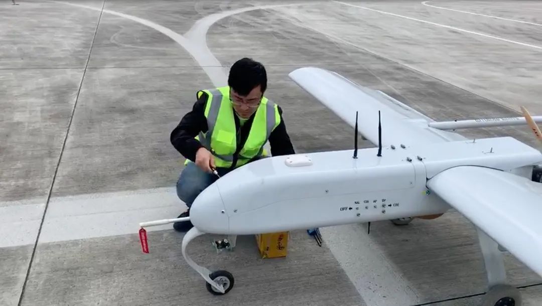 上图为彭世涛在检查维修一架用于测绘,航拍的民用无人机.