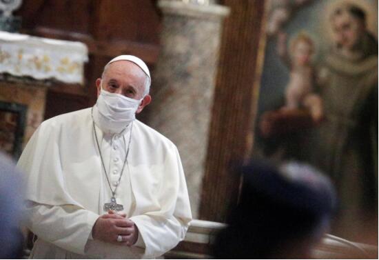 教皇戴上了口罩 图源：外媒