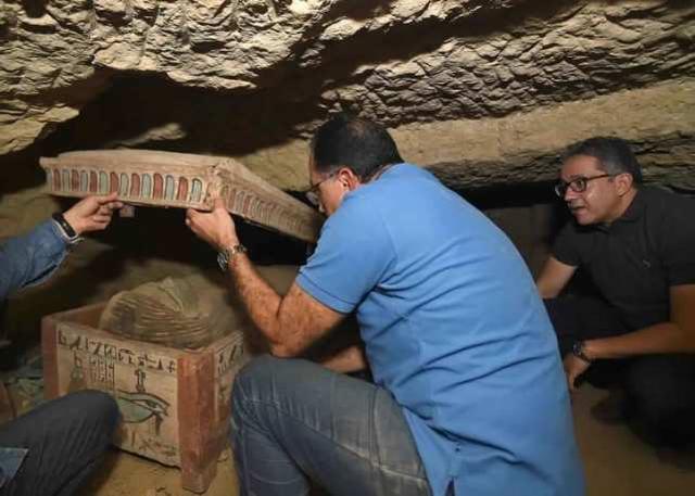 埃及总理马德布里、旅游和文物部长阿纳尼参观遗址 图源：美联社