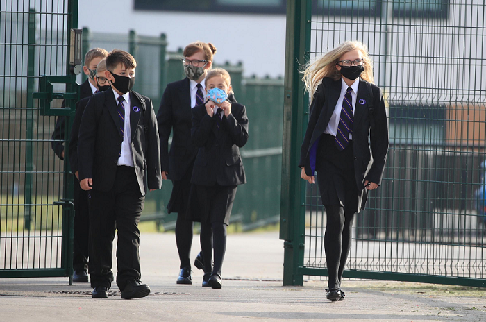 英国各级学校疫情日趋紧张 40万中小学生因疫情离开学校