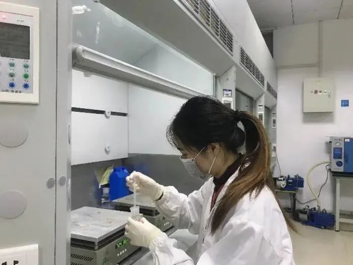 爱唱歌的美女研究生以第一作者在journal of materials chemistry c