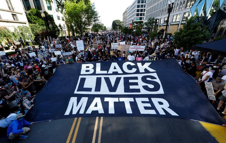 ▲今年5月，因黑人弗洛伊德遭警察跪杀，全美各地爆发“黑人的命也是命”抗议活动。图据《今日美国》