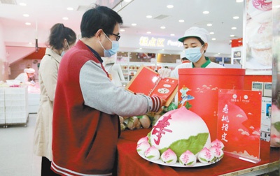 消费者在北京稻香村门店选购新品寿桃礼盒.  人民视觉