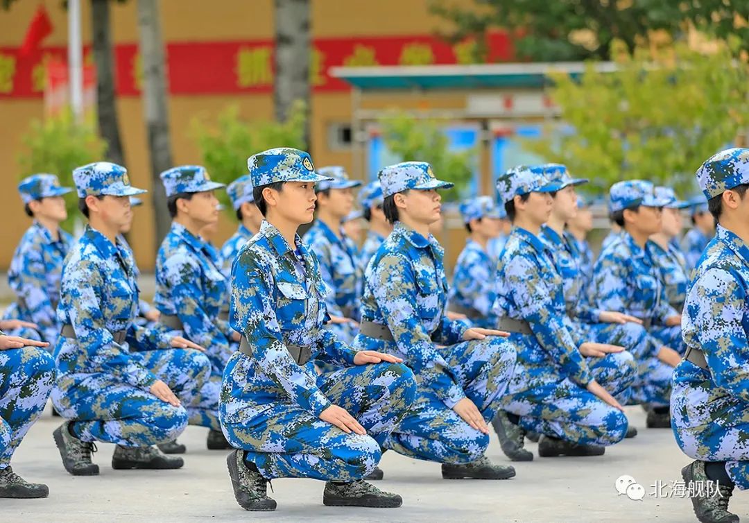 一队女兵豪情万丈一个女兵英姿飒爽目光坚定,军姿挺拔不怕苦,不喊累