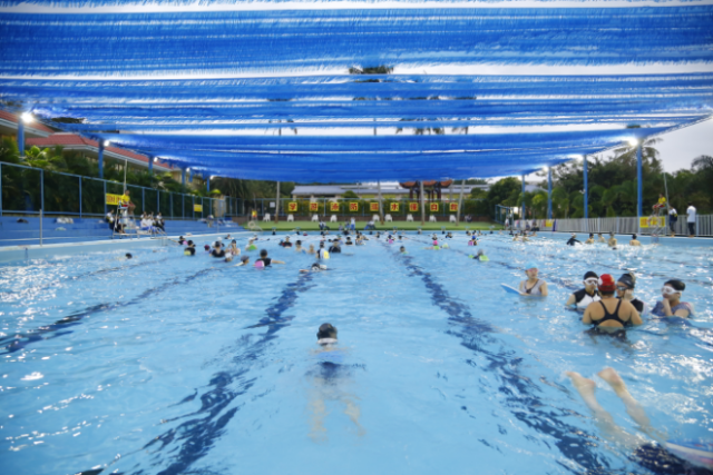 图说：在海南省文昌中学校游泳池里，学生利用课余时间练习游泳技能。（中国教育报－中国教育新闻网记者 刘晓惠 摄）