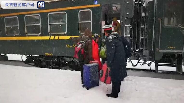 △根河站工作人员帮旅客提拎行李。