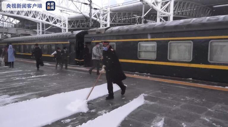 △海拉尔站工作人员清理站台上积雪。