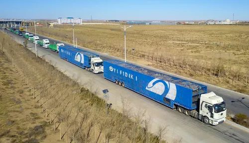 首批从蒙古国扎门乌德口岸起程的货车,满载着4000只羊经过中国内蒙古二连浩特口岸。(10月22日,无人机航拍)新华社记者 彭源 摄