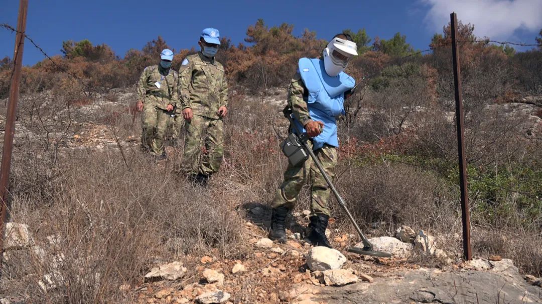 蓝线勘察中国维和官兵徒步穿越雷区