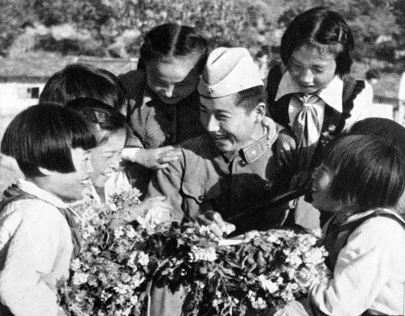 △1958年，中国人民志愿军凯旋，朝鲜小朋友请志愿军签名留念。