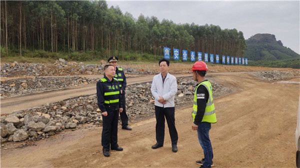 李勇在贺州至巴马高速公路象州至来宾段调研，听取项目情况介绍。