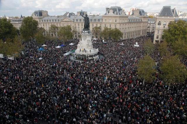 成千上万的抗议示威者在巴黎的共和国广场抗议。