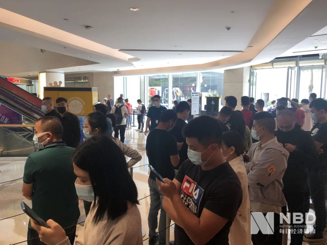 列队买iPhone 12系列的人。图片来源:每经记者 王晶 摄