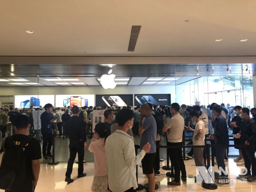 列队买iPhone 12系列的人。图片来源:每经记者 王晶 摄