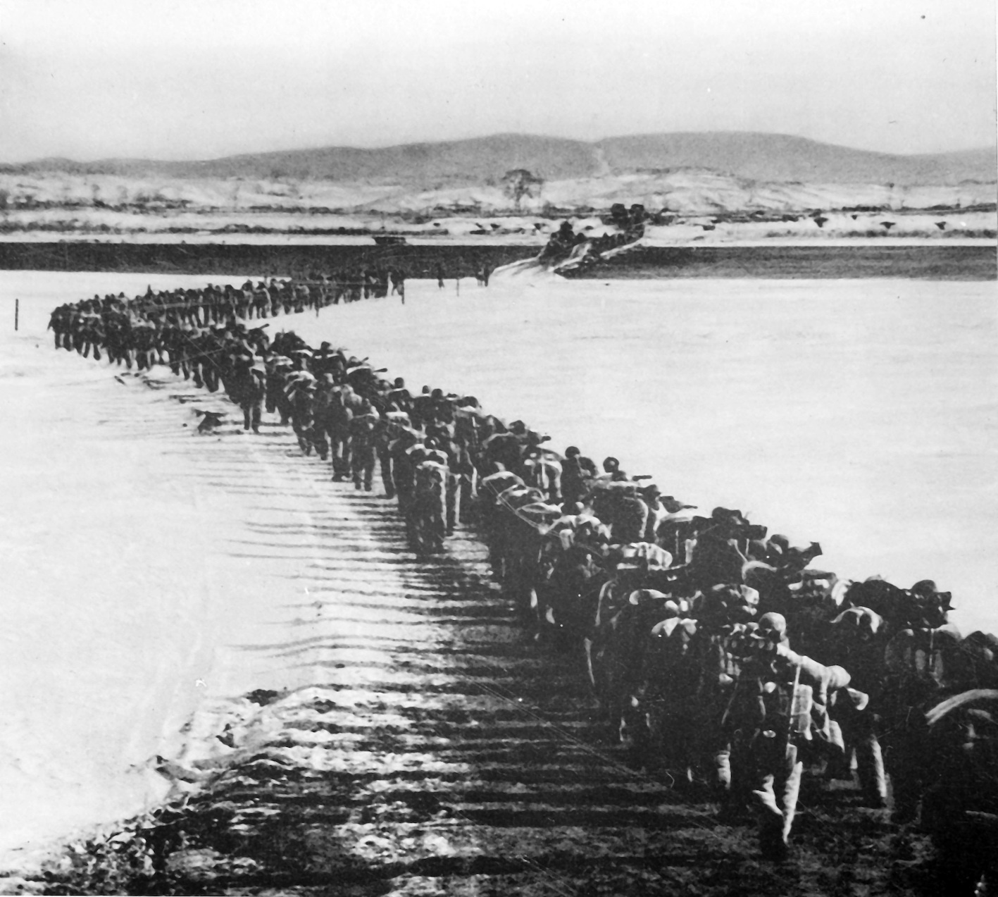 △1950年10月，中国人民志愿军跨过鸭绿江赴朝鲜前线。