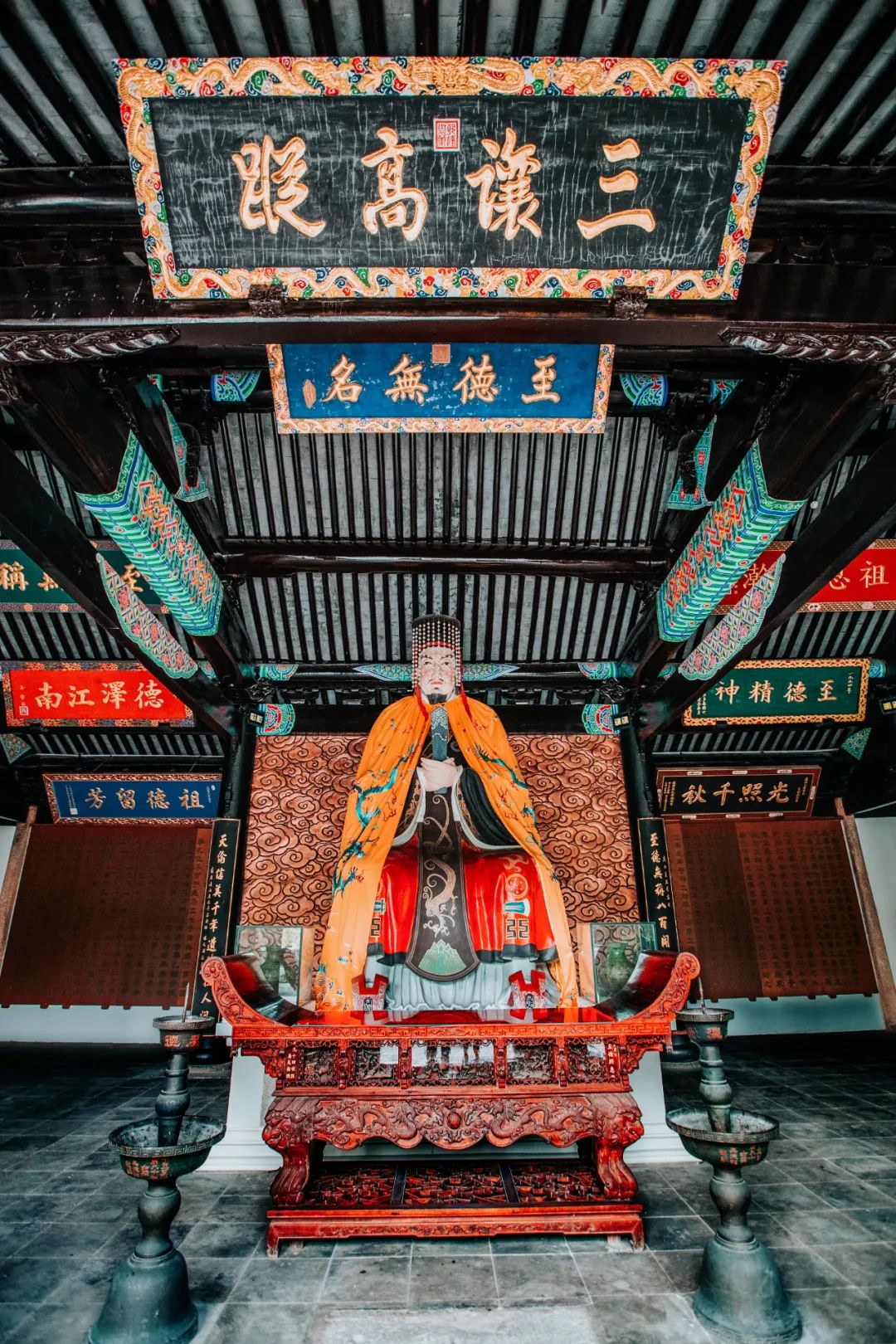 梅村泰伯庙内的泰伯塑像.摄影/沈生华