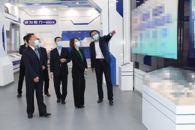 林青来到了四部数字化展室和体系仿真大厅调研,观看