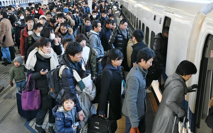 日本新年期间的返乡人群（日本经济新闻）