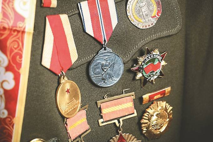 朝鲜军人勋章挂满全身图片