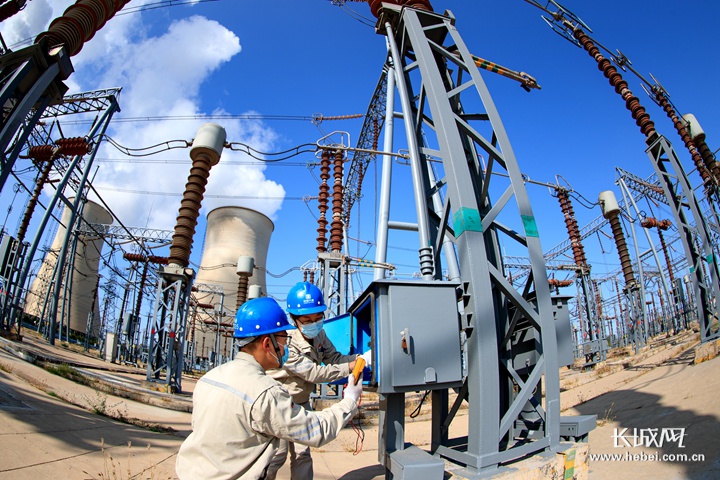 大唐国际托克托发电公司员工对升压站设备检查维护.