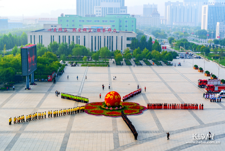 《花团锦簇迎国庆》拍摄于沧州任丘新市民广场.沧州杜江云 摄