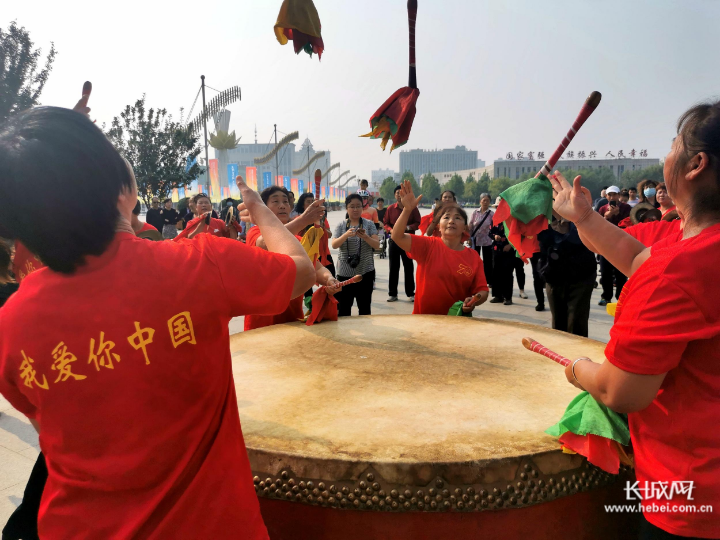 《锣鼓喧天》拍摄于沧州任丘市新市民广场。沧州金洁 摄