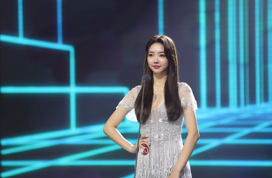 2020新型短款韓国版修身が明らかに痩せている大毛襟女性の短い綿服