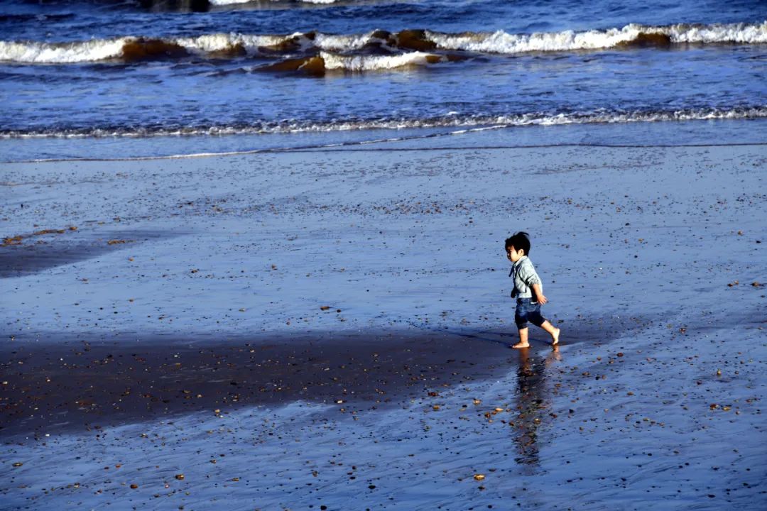 ▲一名小朋友在山东日照市山海天旅游度假区海滨玩耍（9月26日 摄）。新华社记者 范长国 摄