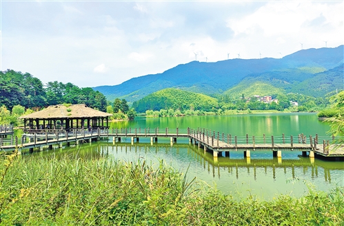 河南省商城县黄柏山林场无念湖美景。 杜 芳摄