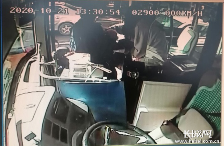 车长王少鹏和热心护士合力送老人去医院（车内视频截图）。
