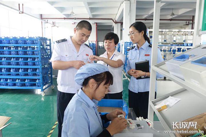 冀南新区税务局工作人员在中小企业进行调研。