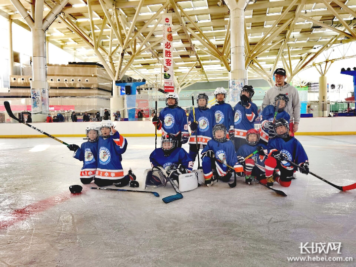 唐山路南燕京小学冰球队是本次参赛平均年龄最小的队伍。长城网记者 韩颜 摄