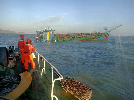 台湾海巡队出动前往“驱离”大陆抽砂船。图源：中时新闻网