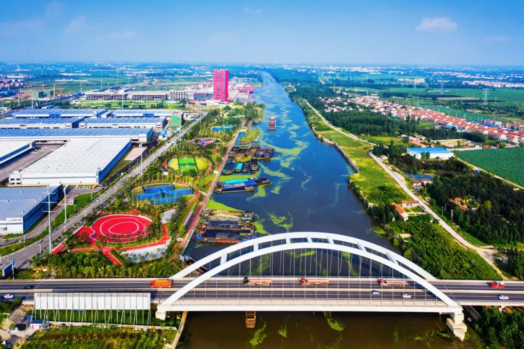 上图:江苏徐州铜山百亩荷塘,摄影/王新伟;下图:徐州市区的淮海路