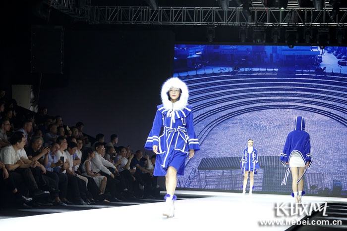 “辛冬装”时尚服装设计大赛参赛作品展示。长城网记者 李亮亮 摄